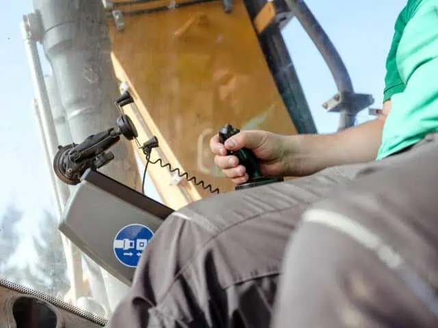 schmid_erdbau_job-portal_job_bagger_fahrer_in_cockpit