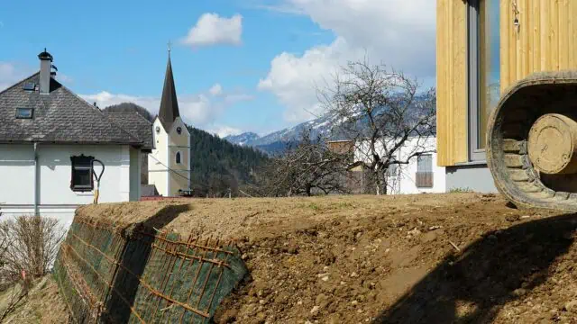 bewehrte_erde_windischgarsten_bessere_gartennutzung_gerade_flaeche_und_begruente_boeschung_im_ortsgebiet