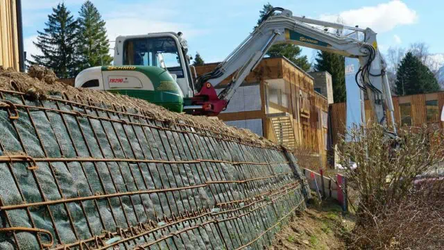 bewehrte_erde_windischgarsten_hangsicherung_direkt_neben_wohngebaeude_im_ortsgebiet