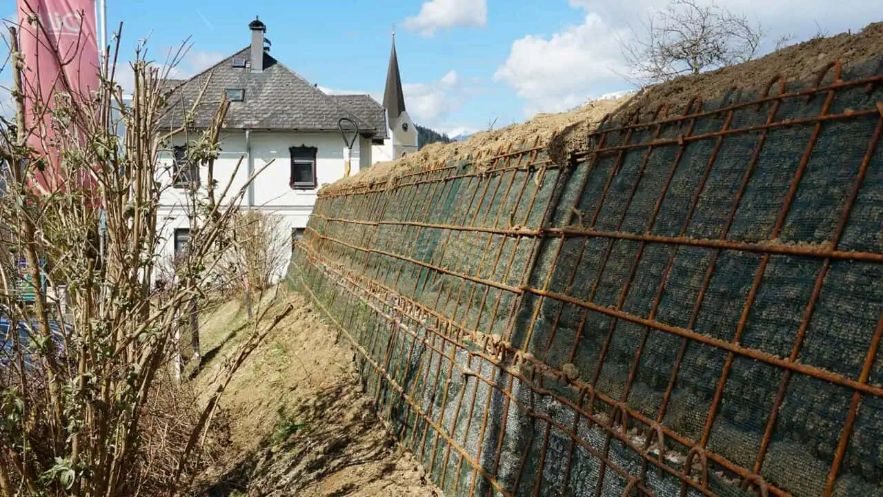 bewehrte_erde_windischgarsten_begruente_boeschung_ortsgebiet