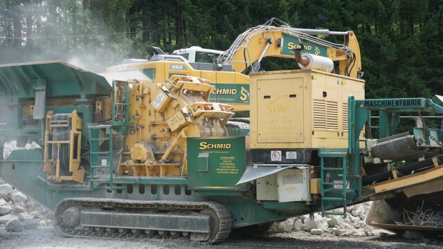 mobile_bauschuttaufbereitung_baumaschine_beim_brechen_von_bauschutt-12