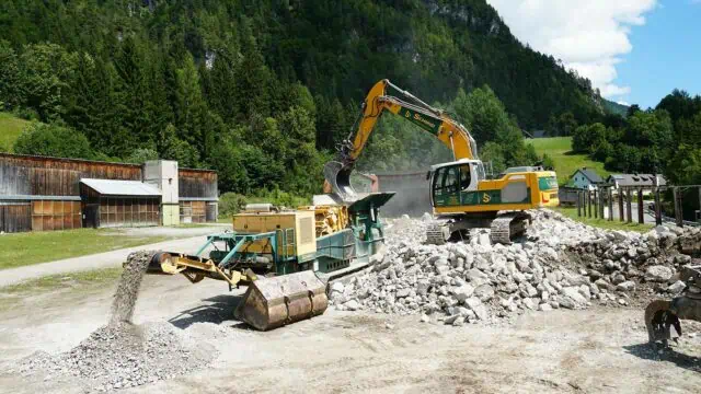mobile_bauschuttaufbereitung_zerkleinerung_von_beton_und_ziegel_bei_der_bauschuttaufbereitung-18