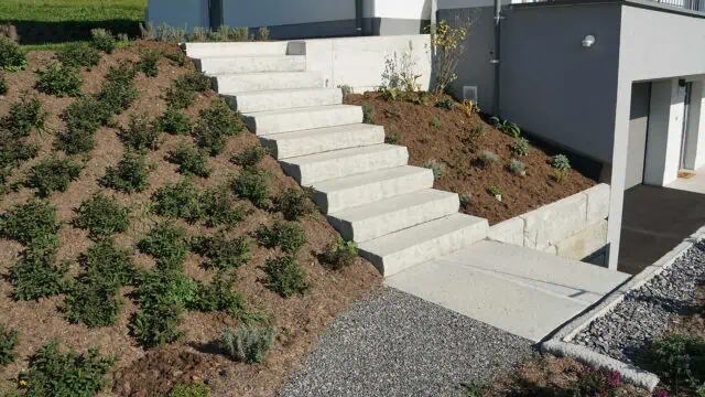 SW-Stützwandsystem_rosenau_mit_steinstufen_und_böschungssicherung