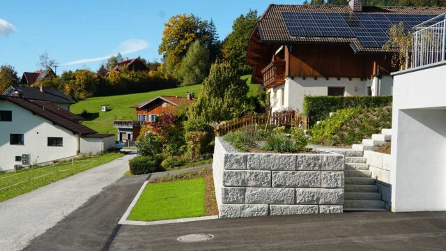 hangsicherung_rosenau_erdarbeiten_unterschiedliche_gartenebenen