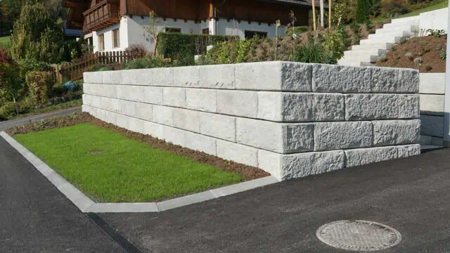 moderne_stuetzmauer_mit_SW-System_als_hangsicherung_in_rosenau