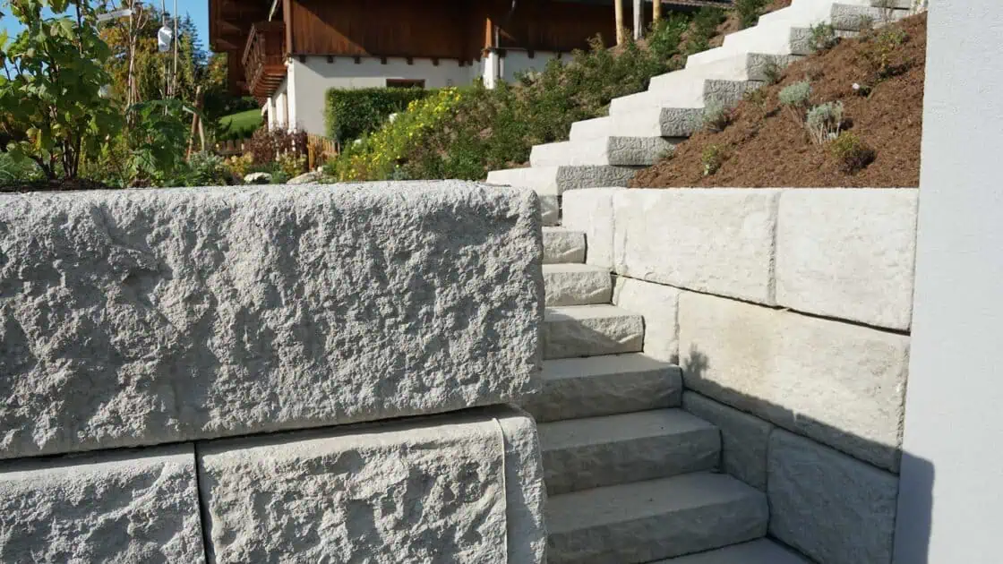 Erdarbeiten für Garten mit SW-Stützwandsystem 