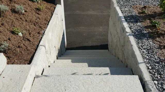 steintreppe_als_teil_der_hangsicherung_SW-Stützwandsystem_rosenau