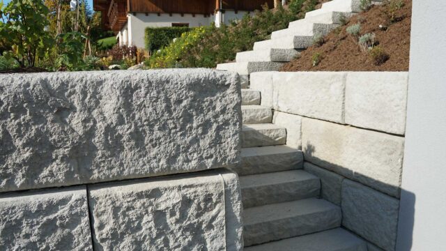 treppenanlage_und_hangsicherung_aus_betonfertigteilen_beim_wohnhaus