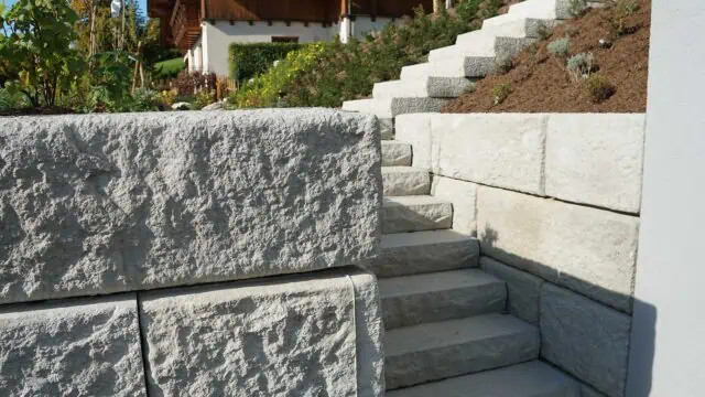 treppenanlage_und_hangsicherung_aus_betonfertigteilen_beim_wohnhaus