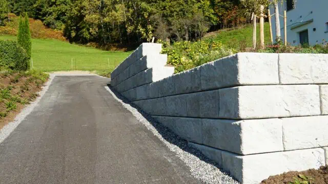 wohnhaus_mit_hangsicherung_und_SW-Stützwandsystem_rosenau_stabil