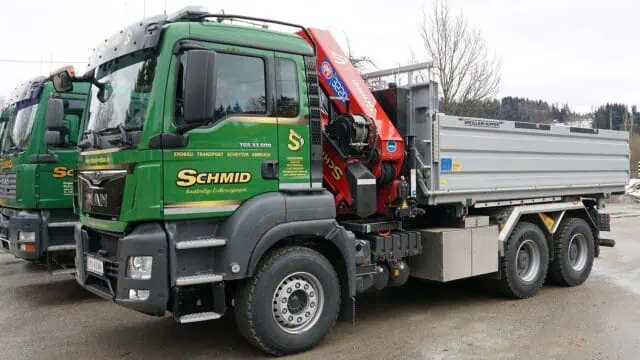 schmid_erdbau_job-portal_kran-LKW-fahrer_am_betriebsgelände