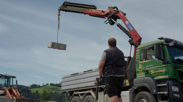 schmid_erdbau_job-portal_kran-LKW-fahrer_heben_von_betonblock