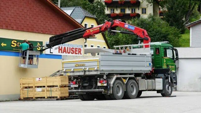 schmid_erdbau_job-portal_kran-LKW-fahrer_montagearbeiten_mit_arbeitskorb